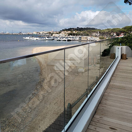 Стъклен парапет по тераси с алуминиев профил основа